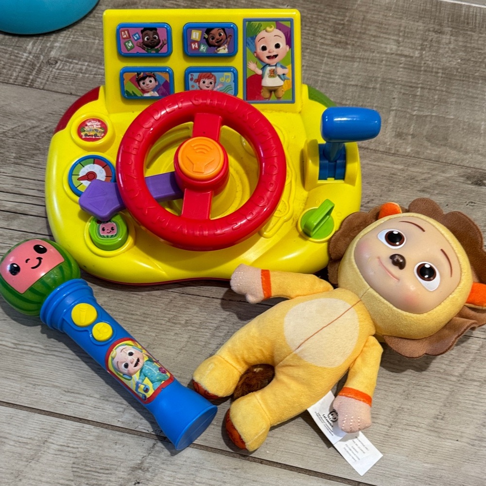 Cocomelon Interactive Steering Wheel and Plush Toy Set with microphone